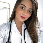 Doctora graduada de la UNAM brinda apoyo a estudiantes de Medicina en exámenes