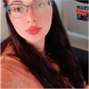 Profesora de inglés parte clases de inglés a alumnos/as del nivel primario y secundario