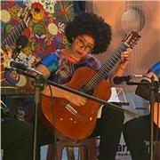 Guitarrista profesional con experiencia en enseñanza individual y grupal