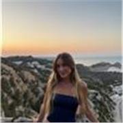 Profesora titulada en Historia por la Universidad de Valencia, C1 de Inglés por Cambridge, valenciano como lengua materna. 