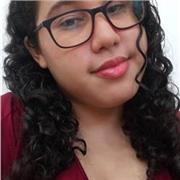 Profesora enseña y apoya a niños y adolescentes