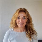 Profesora titulada en Terapias Alternativas : el poder de la psicología positiva, el mindfulness y la consultoría sistémica.