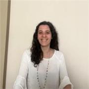 Profesora nativa de español imparte clases a alumnos de diversos niveles
