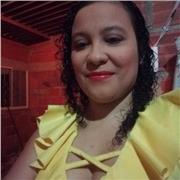 Profesora de contabilidad ofrece clases a estudiantes bachillerato