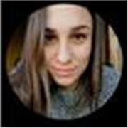 Studentessa universitaria di Chimica offre supporto concreto allo studio