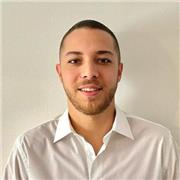 J'ai une licence en administration des affaires, je suis interprète certifiée pour l'espagnol. Je parle 4 langues.