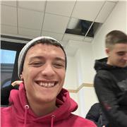 Cerchi un insegnate simpatico che ti possa far amare quella materia che proprio non sopporti? Eccomi. Mettimi alla prova e vedrai.