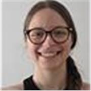 Profesora de inglés centrada en grammar y speaking, aunque también fel resto de destrezas, como son reading, writing y listening