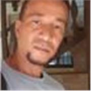 Profesor de inglés imparte clases a adultos y adolescentes