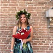 Sono una ragazza a cui piace stare con i bambini e aiutarli a fare i compiti