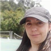 Profesora imparte clase a niños de todas las edades