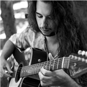 Profesor de guitarra (eléctrica, clásica y acústica), lenguaje y análisis musical y educación de primaria y música de instituto