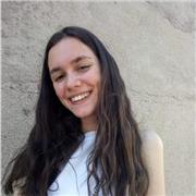 Estudiante universitario que imparte clase a alumnos de primaria y secundaria