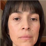 Profesora de inglés dicta clases adultos y jóvenes