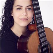 Concertista di chitarra classica professionista laureata in Italia, Svizzera e Inghilterra, insegnante in conservatorio a Bari