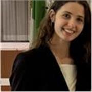 Laureata in Giurisprudenza con Lode, abilitata all’esercizio della professione forense, propone lezioni di diritto