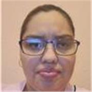 Profesora de inglés imparte clases a alumnos de todas las edades y propósitos