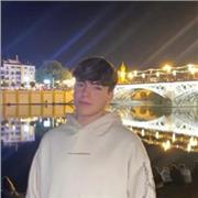 joven que cursa segundo de bachillerato que le encanta enseñar a lo pequeños de forma lúdica y divertida