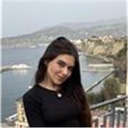 Profesora de filosofía imparte clases a niños y niñas de todas las edades