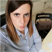 Laureata in Giurisprudenza impartisce lezioni a studenti delle scuole elementari e medie