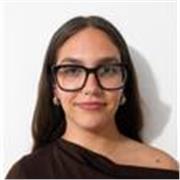 Estudiante de laboratorio con conocimientos en biología y quimica