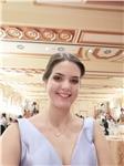 Studentessa laureata impartisce lezioni per studenti delle superiori