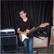 Curso de canto. Teclado. Batería. Bajo. Guitarra acústica y eléctrica. Ukulele. Curso de solfeo. Curso de piano. Armonía y composi