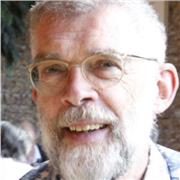 Erfahrener Nachhilfelehrer unterstützt dich