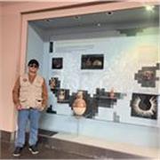 Profesor de antropología dicta clases a niños y jóvenes