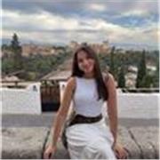 Graduada en Educación Primaria en la Universiad de Lleida y Máster en Psicopedagogía en la UOC. Metodología dinámica, personalizad