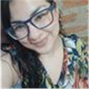 Profesora de inglés imparte clases a niños de todas las edades