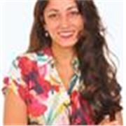 Profesora de inglés con clases inspiradas en diseño y creatividad