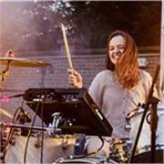 Laureanda in batteria jazz offre lezioni di batteria pop - rock