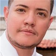 Profesor de ciencias de la salud con múltiple formación