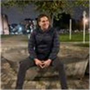 Joven con gtan conocimiento en nuevas tecnologias, programacion e IA