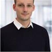 Chemie-Doktorand, der Schülern aller Jahrgangsstufen schwere Themen aus einem neuen Blickwinkel erklären kann