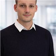 Chemie-Doktorand, der Schülern aller Jahrgangsstufen schwere Themen aus einem neuen Blickwinkel erklären kann