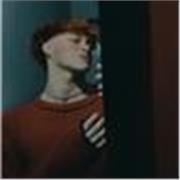 Profesor de ingles imparte clases a niños de todas las edad