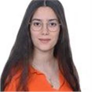Profesora de inglés imparte clases a niños de todas las edades