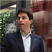 Laureato in giurisprudenza con esperienza nel settore pubblico.