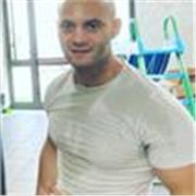 Maestro di pugilato insegna da zero a chiunque voglia imparare questo sport
