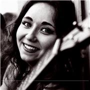 Donne cours de guitare ou de solfege. Diplomée du conservatoire et licenciée en Musicologie