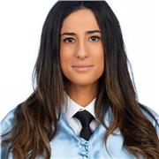 Maestra de Primaria imparte clases a niños/as de Infantil, Primaria y Secundaria durante los meses de verano
