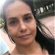 Puedo ayudar a los niños con los deberes, soy diseñadora titulada, también puedo enseñarles artes plásticas y dibujo.