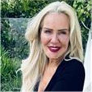 Deutsch-Tutorin die Kinder und Erwachsene unterrichtet mit viel Spaß 