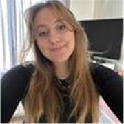 Profesora francesa joven que enseña francés a todos.