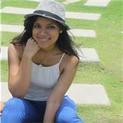 En francés, se traduce como:
Passionnée par les langues –actuellement trilingue