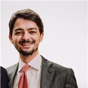 Laureato in giurisprudenza impartisce lezioni in diritto civile e commerciale a studenti universitari