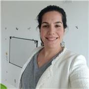 Profesora de educación primaria imparte apoyo escolar en niños/así de entre 6 a 13 años