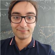 Docente e tutor universitario impartisce lezioni di fisica e matematica per studenti di scuole superiori